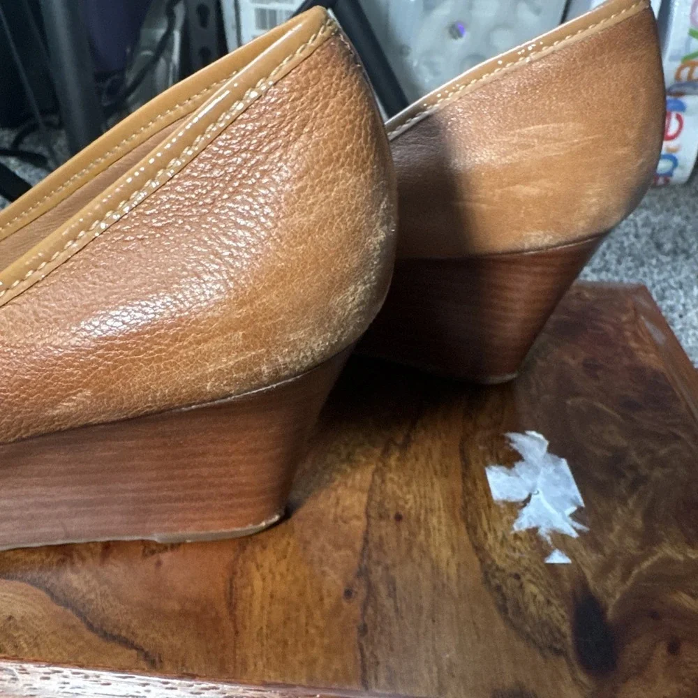Tory Burch Women's Sally Closed Toe Wedge Size 8.5 M Leather Preppy Office